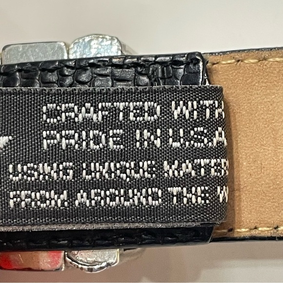 Brighton Ladies Leather Belt with Sleek Design. Pre-owned. Buckle has scratches. - Picture 6 of 11